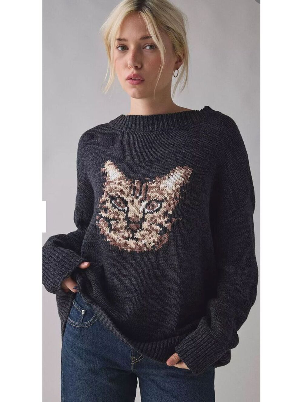 SMALL PTP 25 NWOT URBAN OUTFITTERS BDG KURT CAT DISTRESSED SWEATER